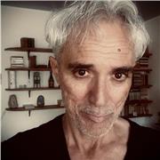 Offro lezioni in presenza e online di italiano. In particolare di scrittura.